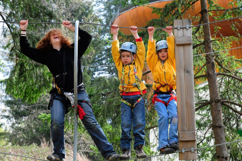 Rousse pétée qui, dans les airs, ses deux jaunes, hissent ! (Céline, Tom et Maëva)