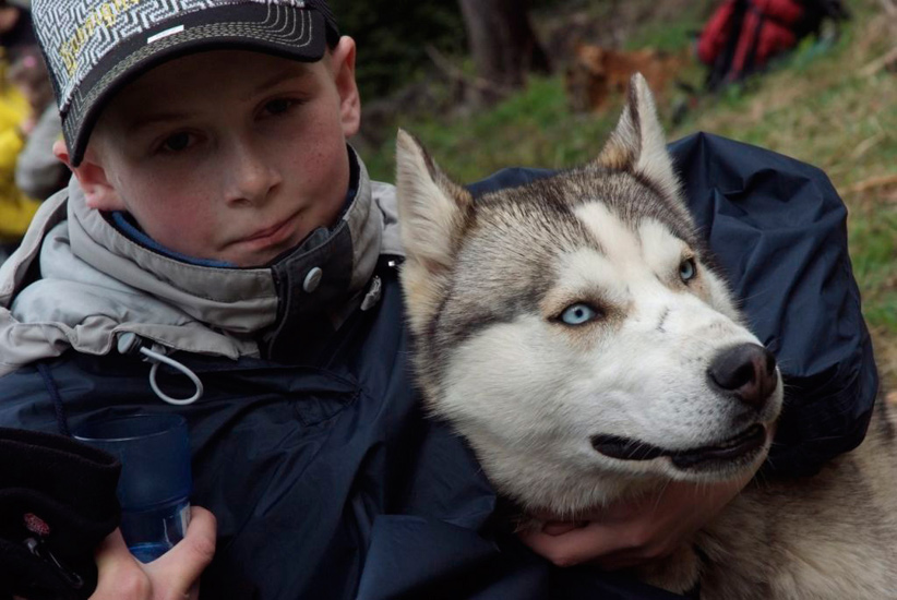 De tout poil des embrassades furent prodiguées à de merveilleuses bêtes, mi-loups, mi-peluches… (Rémy)