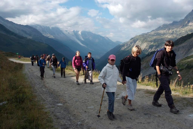 Sous un soleil victorieux, nous empruntons le chemin qui mène aux Posettes !