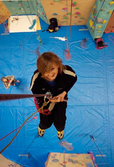 Descente vers le grand bleu. Bien cramponnée : Marina !