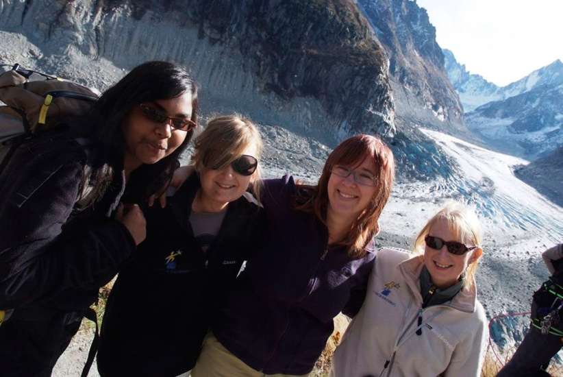 4 stars sur fond de vallée blanche : Sri, Marina, Sarah et Morgane !