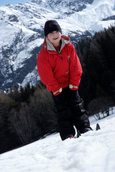 Simon tire la langue pour la concentration, tout en gardant le sourire !