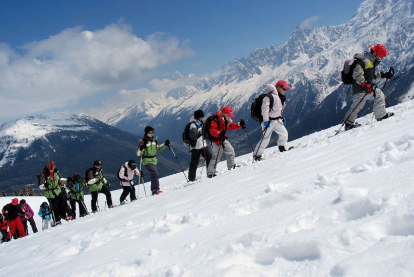 Allez, en file indienne, et on suit la chaîne de montagnes au fond !