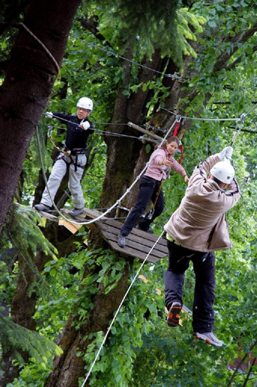 Rejoints par Quentin et Loïc, joyeux acrobates dans le vert feuillage !