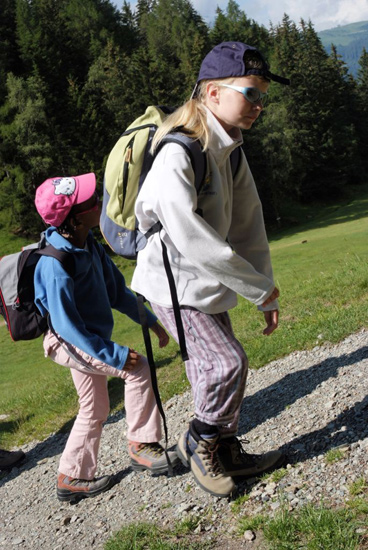 Pour trouver les animaux, il faut du courage et de la patience, alors Lysiane et Anna-Jhyn s’accrochent !