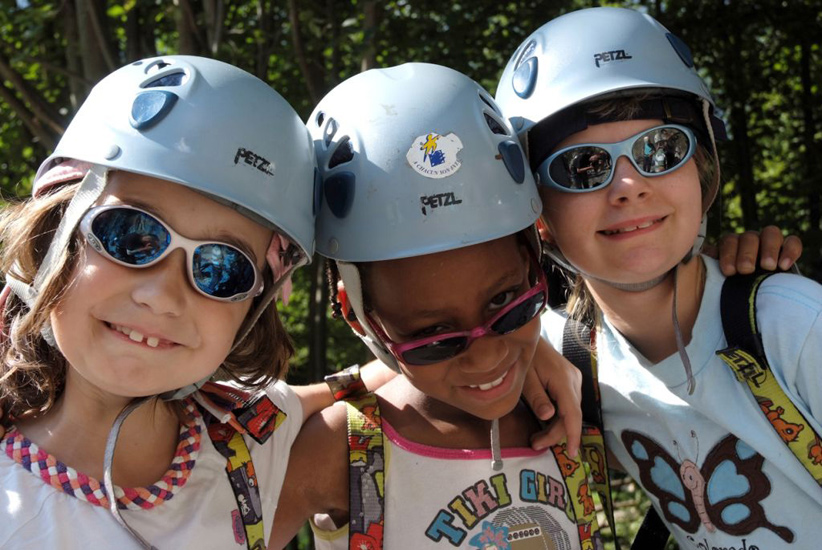 Les filles ont choisi le bleu pour protéger leur tête, ça leur va à ravir ! (Adeline, Anna-Jhyn et Lysiane)