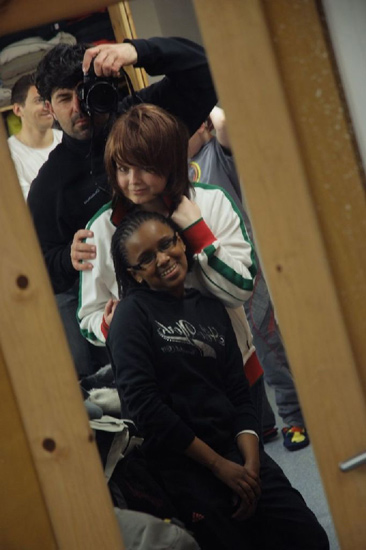 Trio en pleine réflexion : Anaïs, Nafissa et le photographe.