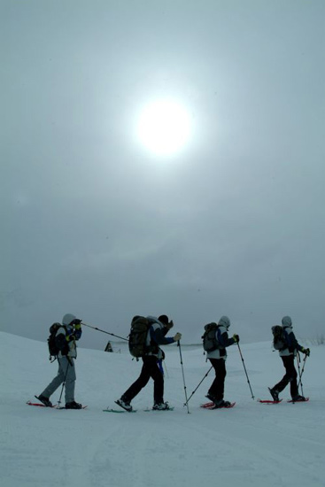 Raquette contre raquette nos alpinistes se suivent à la trace pour ne pas se perdre dans le blizzard !