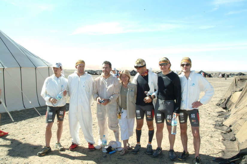 les 6 coureurs et Christine dernier bivouac