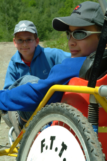 ça y est, c’est parti pour nos fous tout terrains ! Plusieurs machines infernales sont à notre disposition. (Nico et Eric)