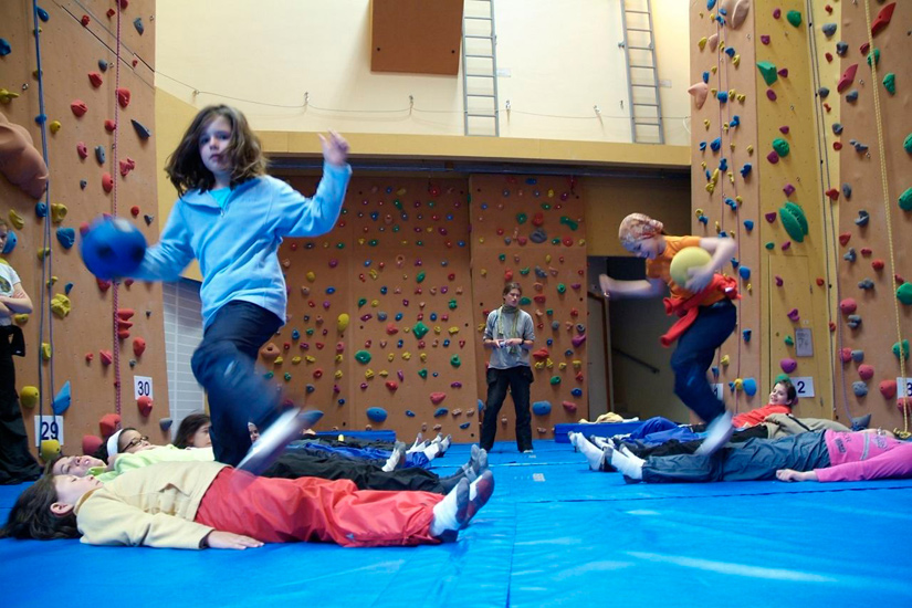 Sauts de puces ! Madison et Lise à la course d’obstacles.