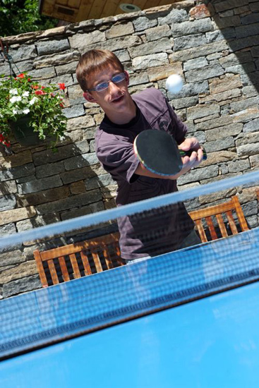 En attendant son tour à l’habillage, Maxime s’offre une petite partie de ping-pong.