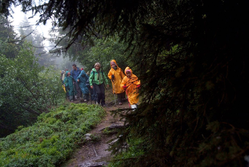Les avantages de la cape de pluie : ça protège de la pluie et on les repère de loin !