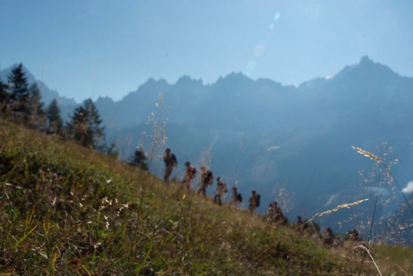 Avec derrière nous les aiguilles de Chamonix, nous nous étirons sur le sentier qui grimpe à travers le parc…