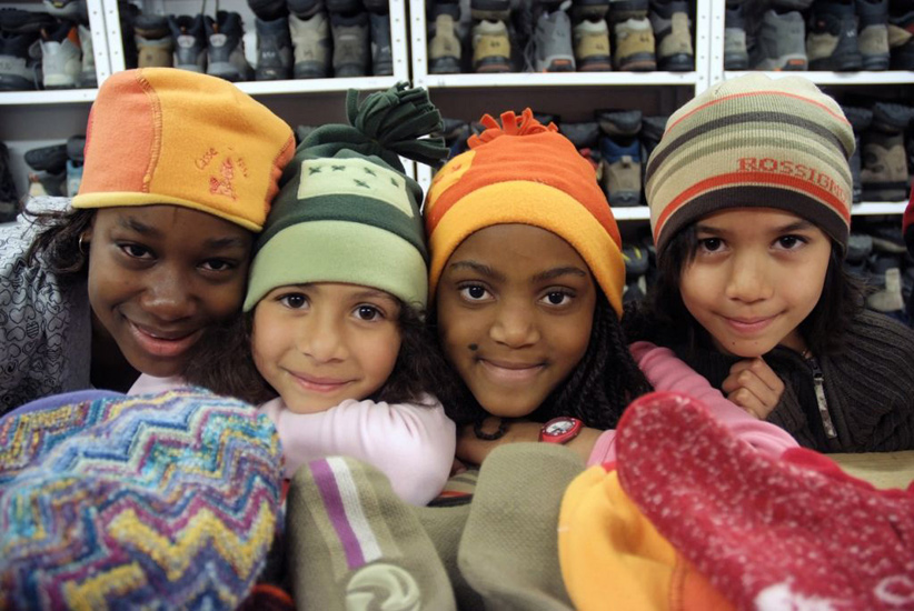 Les filles au rayon bonnets, c’est le défilé ! (Bilitis, Louisa, Gaëlle et Maëlys)