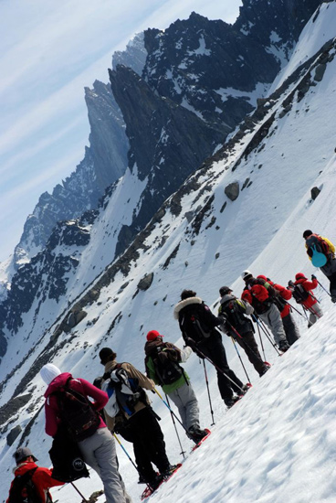 Au-dessus de la neige, les cailloux !