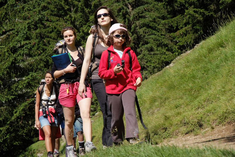 Lunettes à la main, Adeline reste aux aguets !
