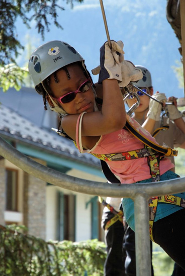 En équilibre dans les airs, Anna-Jhyn travaille ses bras.