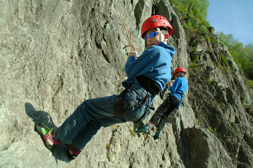 Mickaël s’essaie au rappel. Solides les cordes !