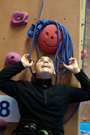Tête à tête au pied du mur ! Daniel tout sourire au bas de sa voie.