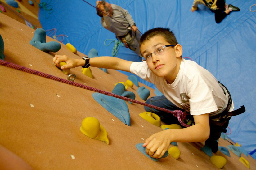Théo quant à lui réfléchit longuement avant de s’élancer dans la paroi !