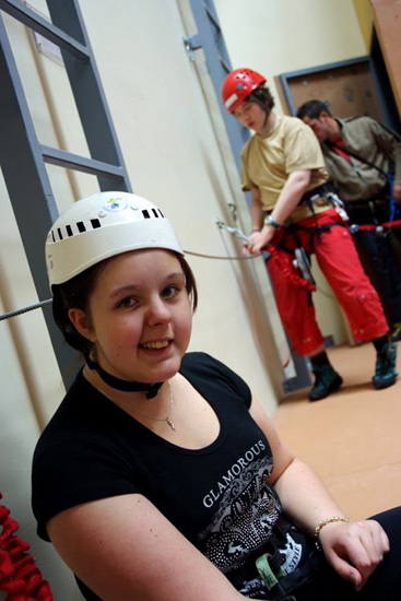 Petite pause pour Elodie qui attend Kévin sur la via ferrata !