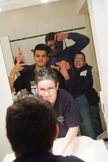 Bande décoiffante ! (André, Adjèmi, le photographe et Jonathan)