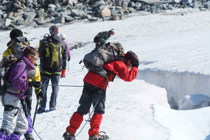 Découverte avec extase des crevasses ! Sous nos yeux, un trou de 50m !