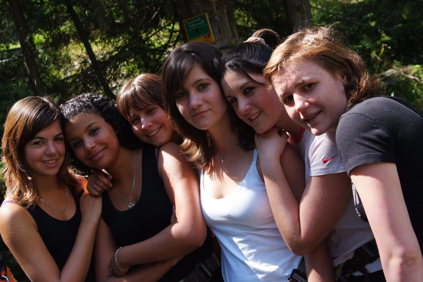 Toute la bande de charmantes réunie aux pieds des arbres !