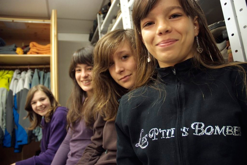 Jeunes filles de mèche et photo déjà légendée…  (Méline, Aurélie, Laura, Romane)