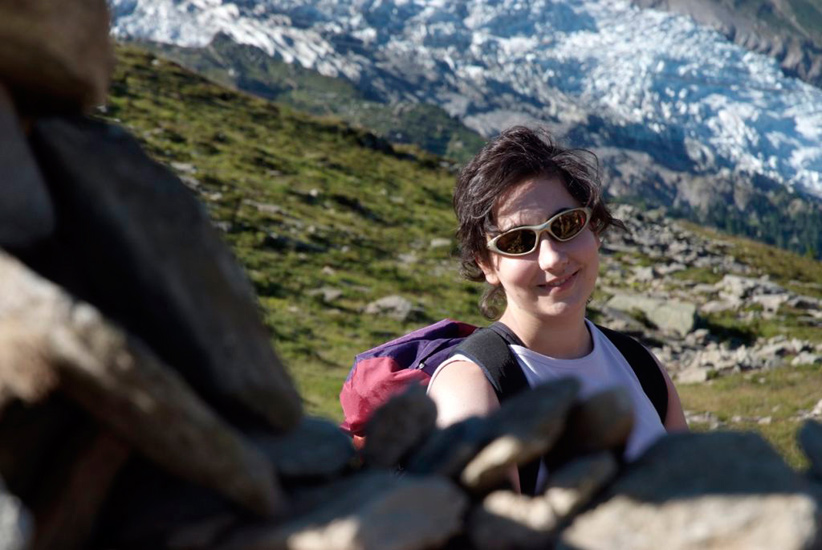 Arielle au milieu des pierres, de l’herbe et de la glace !