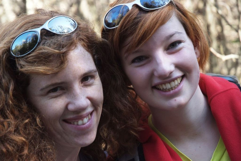 En parfaite harmonie avec les couleurs du décor, deux grandes copines de marche : Céline et Anne-Laure !
