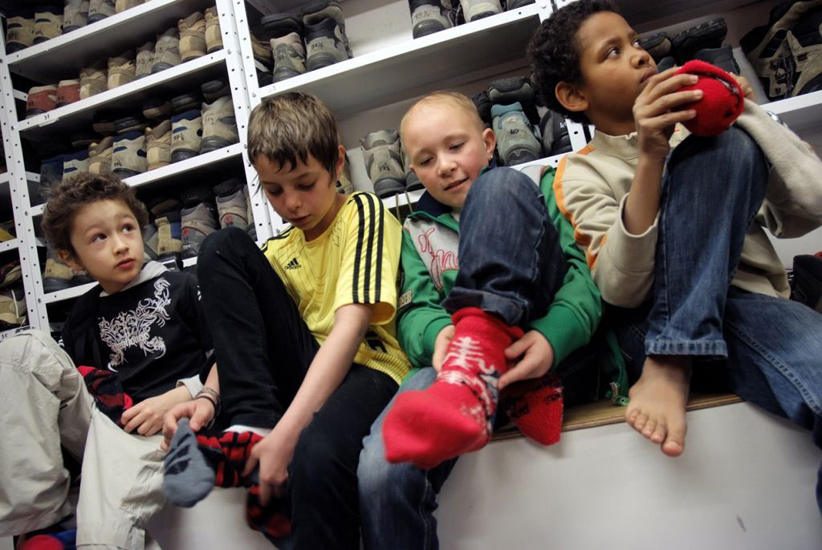 Séquence essayage de chaussettes pour les garçons, ne mélangez pas vos pieds ! (Ulric, Antoine, Valentin et Cédric)