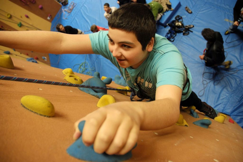 Que de volonté chez Dorian qui défie le mur d’escalade avec courage !