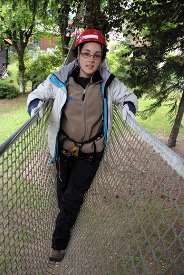 Traversée de hamac pour Chloé qui en ferait bien un lit pour la sieste !