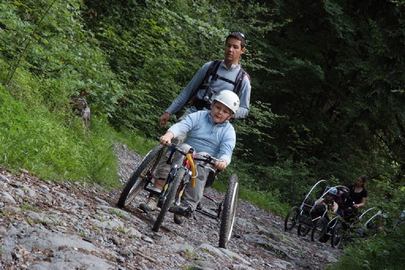 Petit champion de descente à tricycle, Dylan !