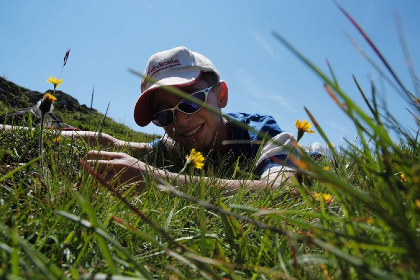 Petite pause bucolique au milieu des fleurs (Lucas)