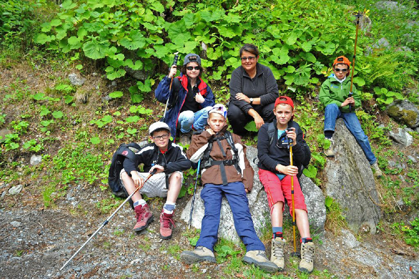 Pause pour Nathanaël, Julien, Maxime, Coline, Tama et Clément.