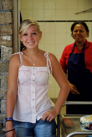 Au service de plats, la jolie Camille, devant notre cuisinière Julienne.
