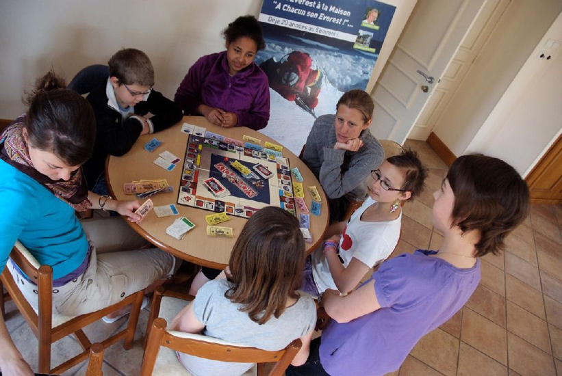 Pendant ce temps, à la salle de jeu…