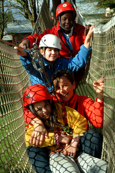 On en profite pour se reposer un peu aussi dans le hamac géant car il faut garder des forces pour demain ! (Maya, Alexia et Ophélie).