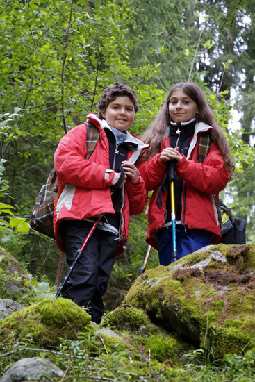 Avec des blousons de cette couleur, on ne risque pas de vous perdre en forêt les filles ! (Jeanne et Laura).
