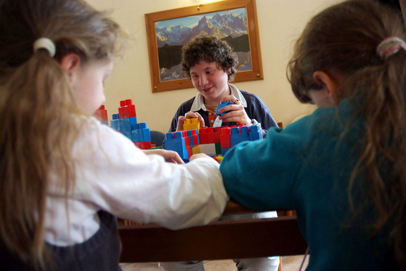 Pour laquelle de ces deux princesses aux couettes Kévin construit-il un château ?