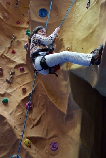 Alice en plein rappel sur les murs de la salle.
