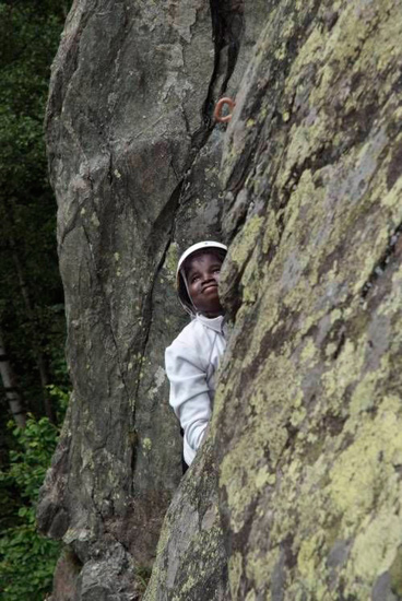 Aïssetou, lunaire, s’installe dans une faille le temps de s’enivrer du parfum des cimes !