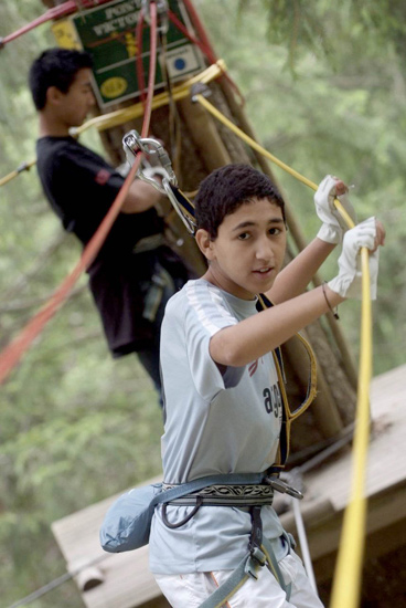 Ayman s’entraine pour un numéro de funambule vraiment très périlleux !