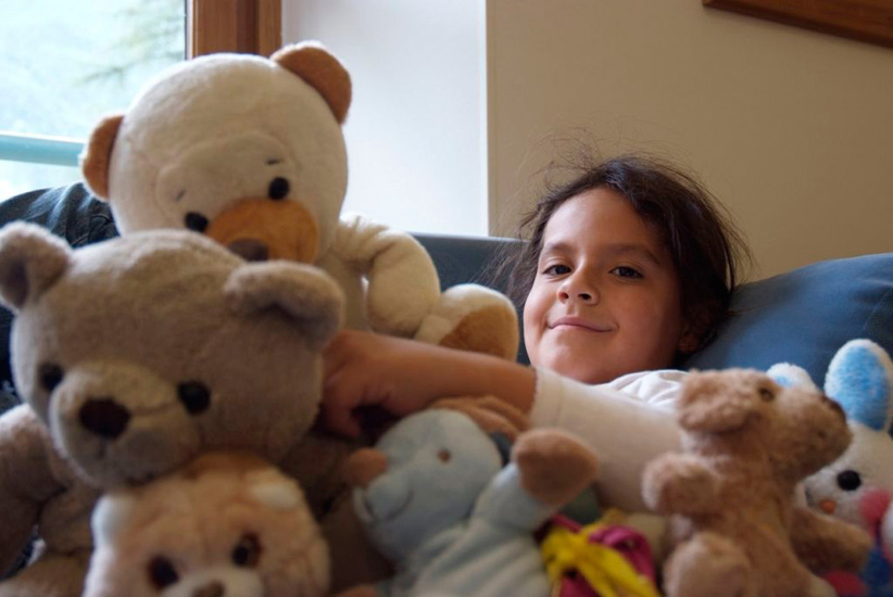 Claire adore faire de gros câlins à tous ces petits compagnons dans le chalet !