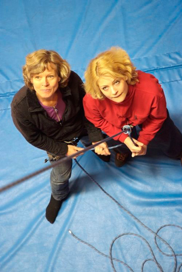 Au sol, blondes incendiaires et concentrées à l’assurage, Patricia et Laura