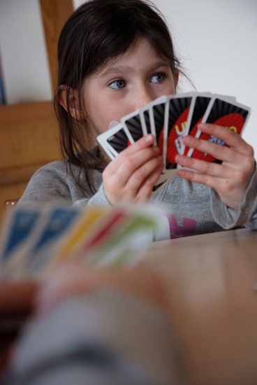 Avec ce regard, elle doit savoir lire à travers les cartes Anna !