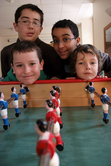 Tiens tiens, des garçons qui raffolent de baby-foot ! Quelle surprise ! (Dimitri, Julien, Hamza et Bertrand)